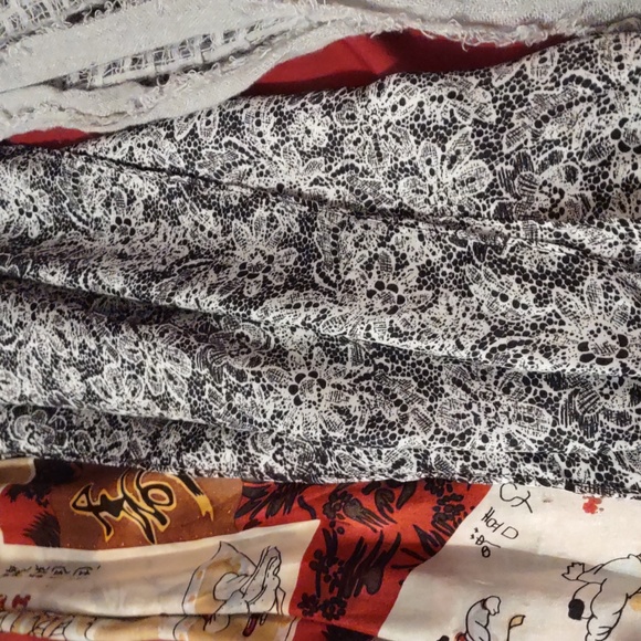 Assorted Patterned Scarves Collection - Picture 4 of 5